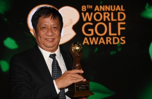 Đại sứ đặc mệnh toàn quyền Việt Nam tại UAE - Nguyễn Mạnh Tuấn đại diện Việt Nam nhận giải thưởng tại Lễ trao giải thưởng Golf thế giới lần thứ 8